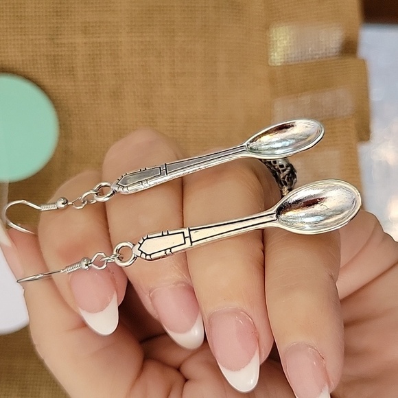 🔥LAST PAIR🔥 SPOON DROP EARRINGS - Picture 3 of 7